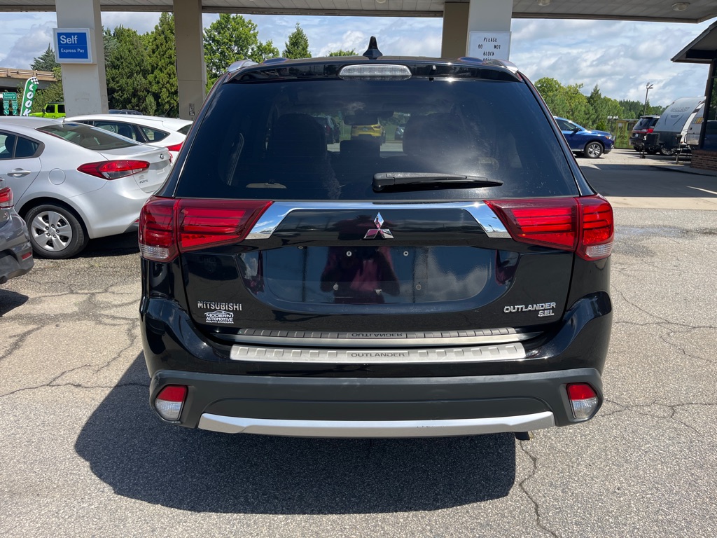 Photo 6 of this MITSUBISHI OUTLANDER