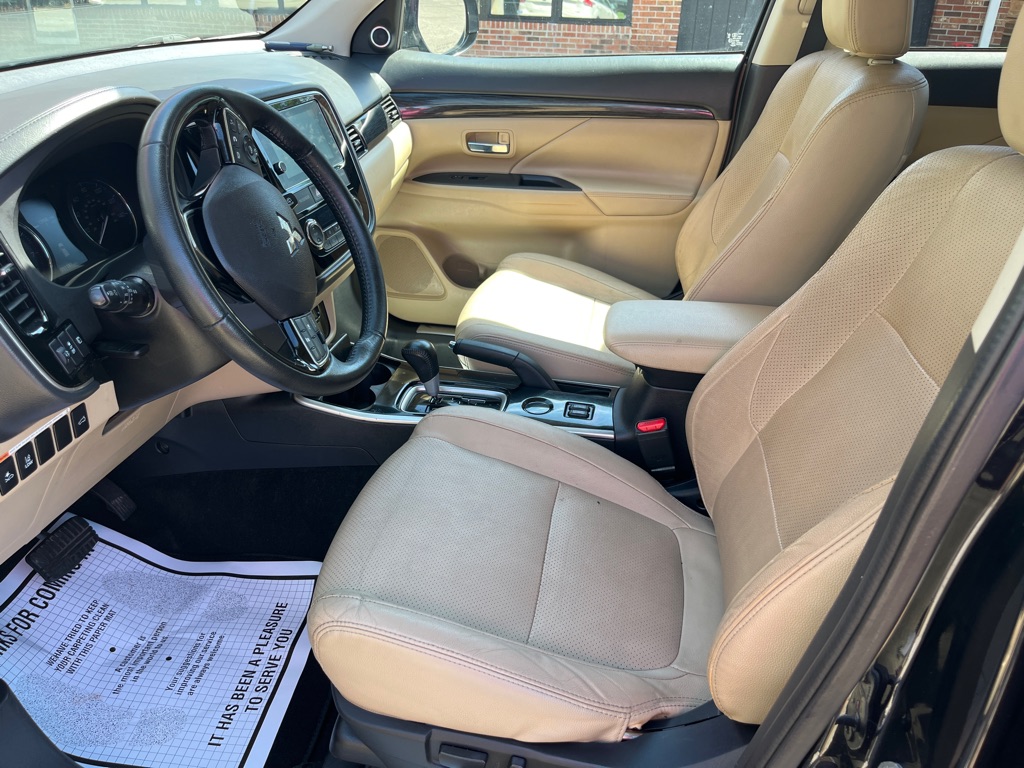 Photo 8 of this MITSUBISHI OUTLANDER