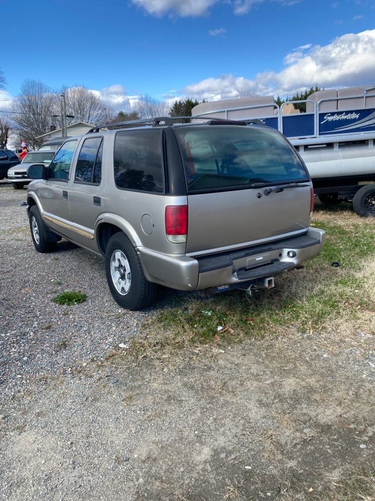 Photo 2 of this CHEVROLET BLAZER