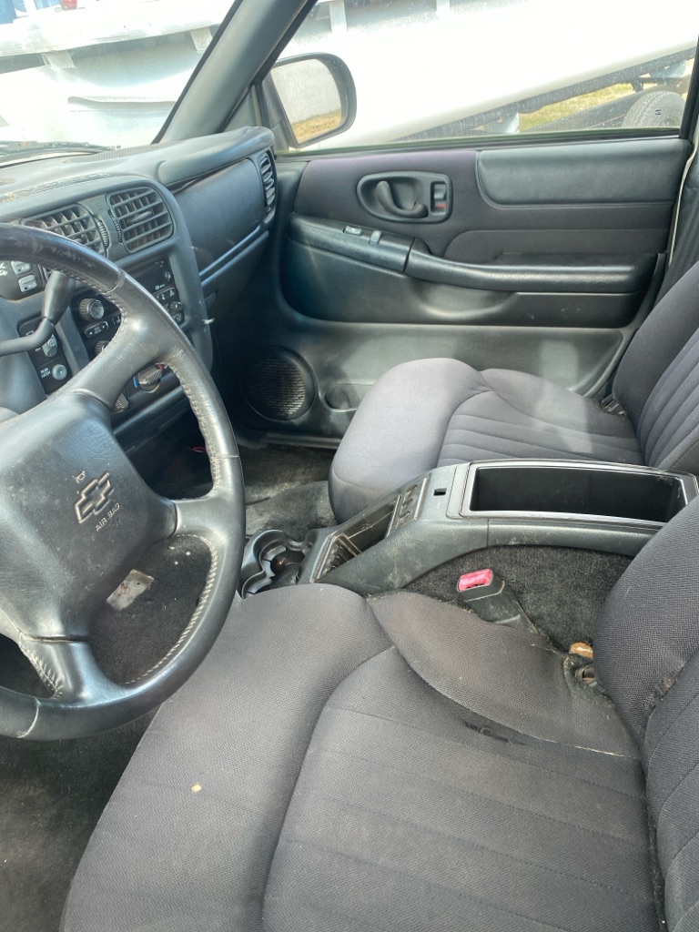 Photo 3 of this CHEVROLET BLAZER