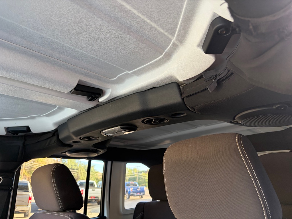 Photo 18 of this JEEP WRANGLER UNLIMI