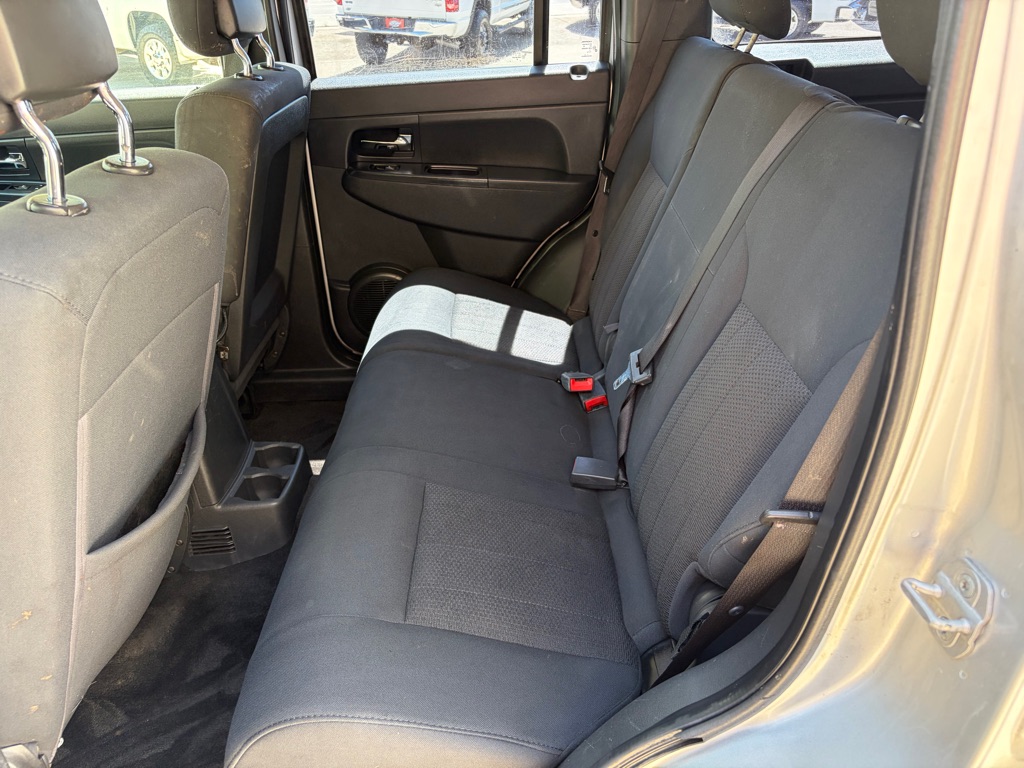 Photo 17 of this JEEP LIBERTY