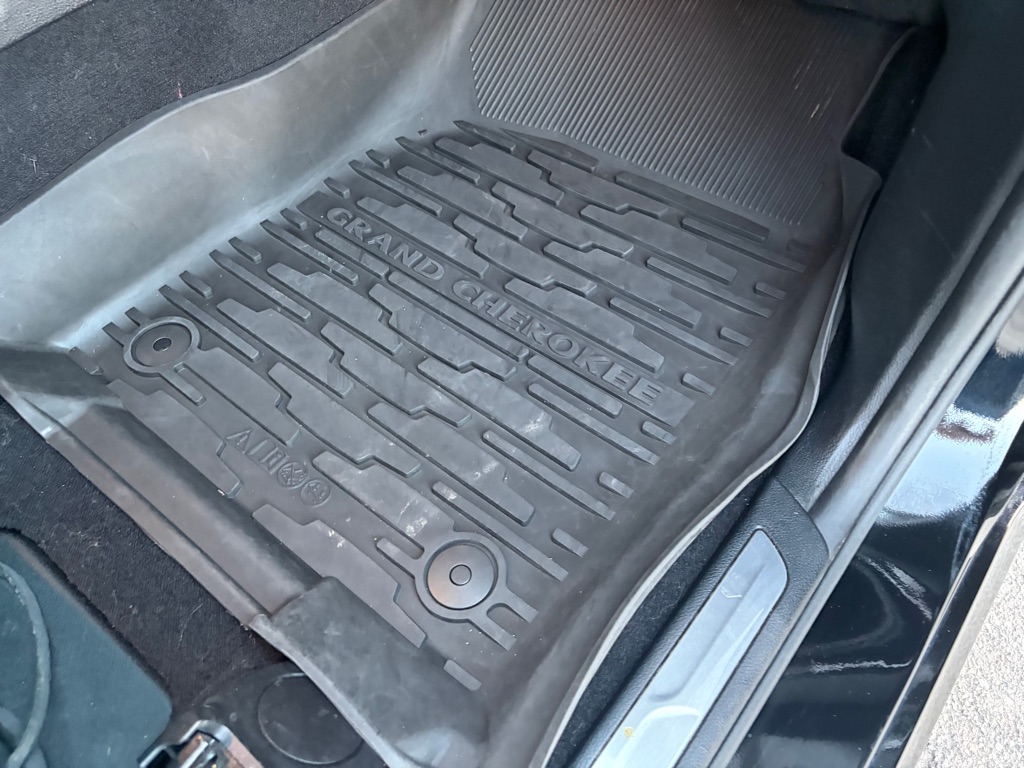 Photo 31 of this JEEP GRAND CHEROKEE