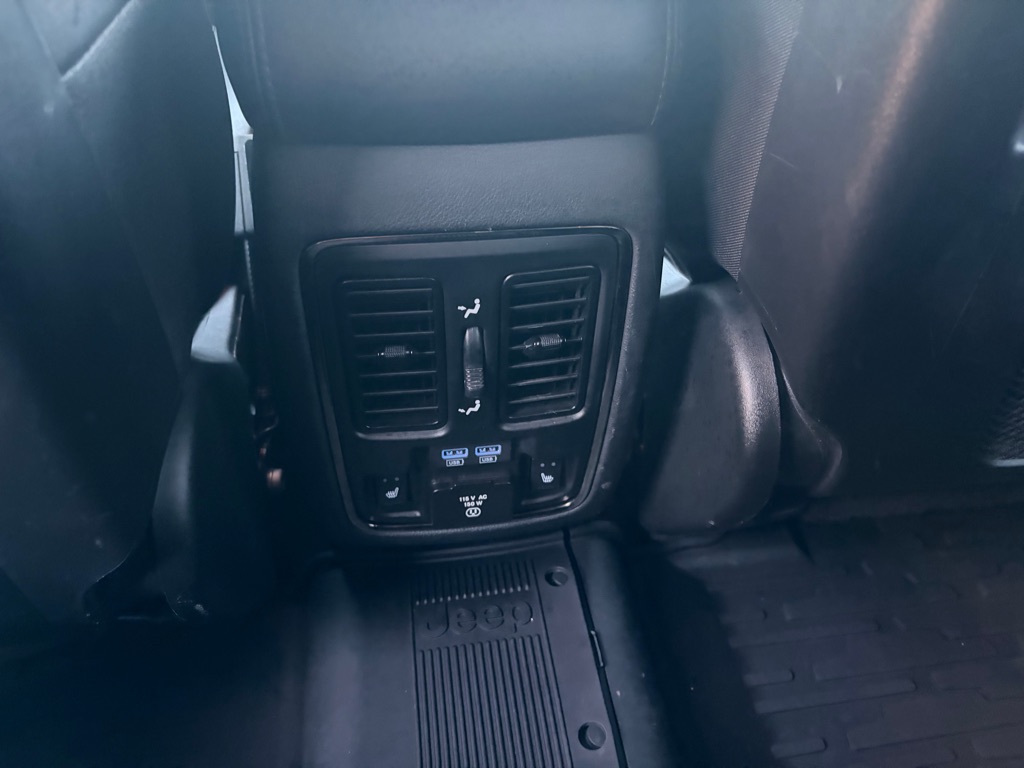 Photo 26 of this JEEP GRAND CHEROKEE