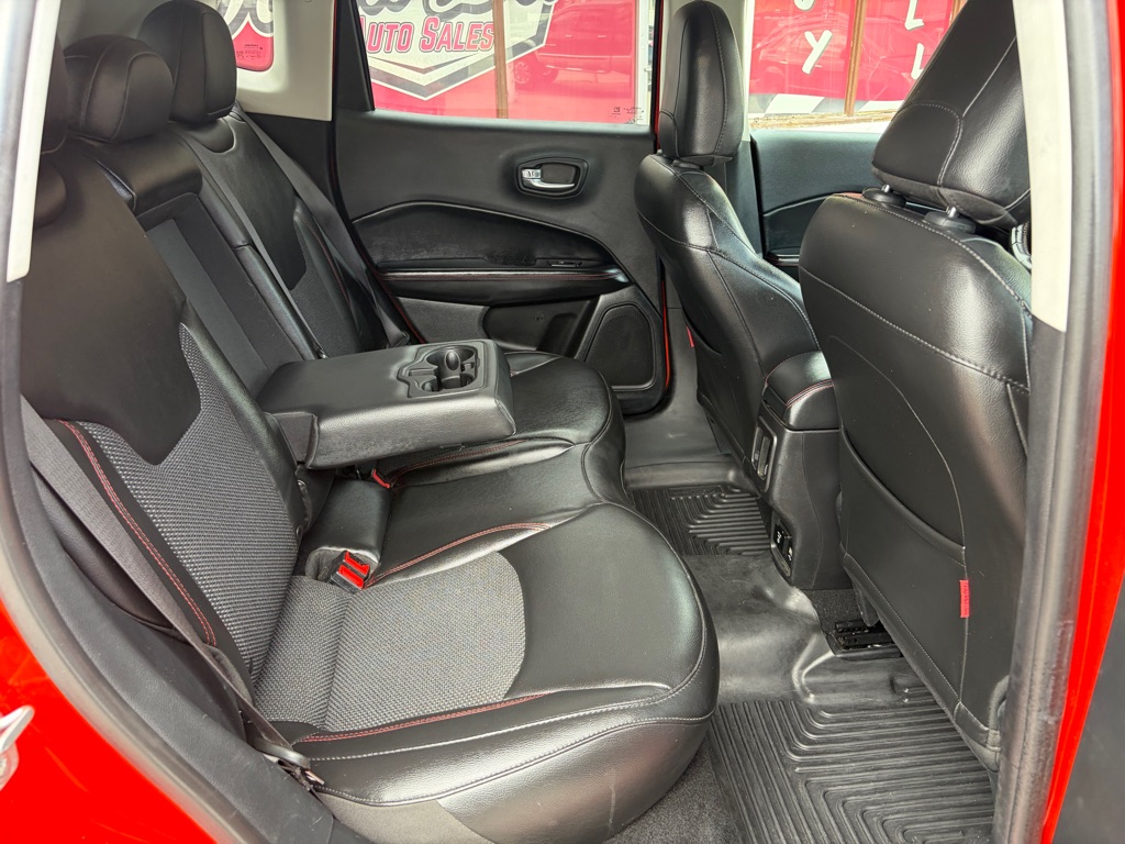 Photo 33 of this JEEP COMPASS