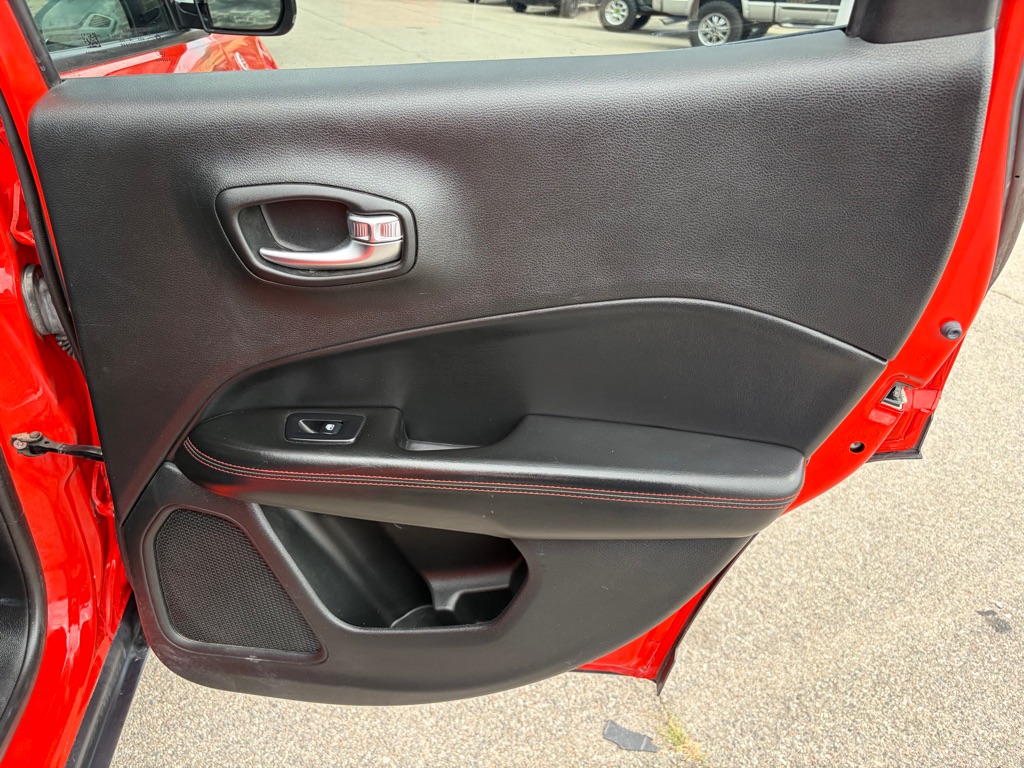 Photo 32 of this JEEP COMPASS