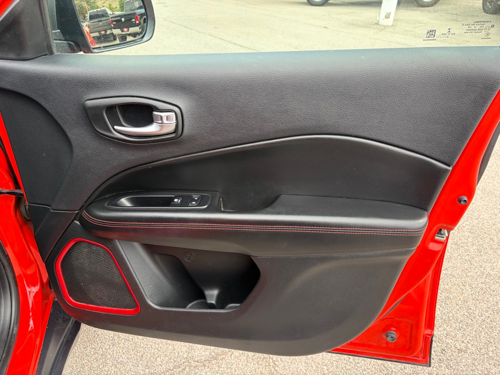 Photo 28 of this JEEP COMPASS