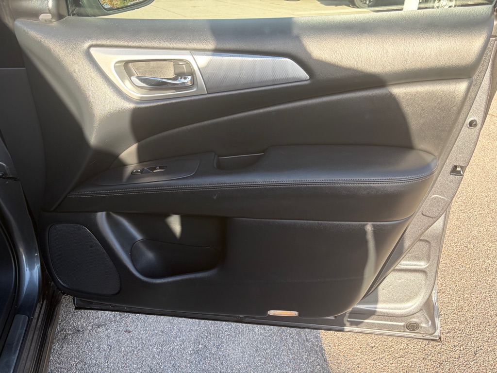 Photo 26 of this NISSAN PATHFINDER