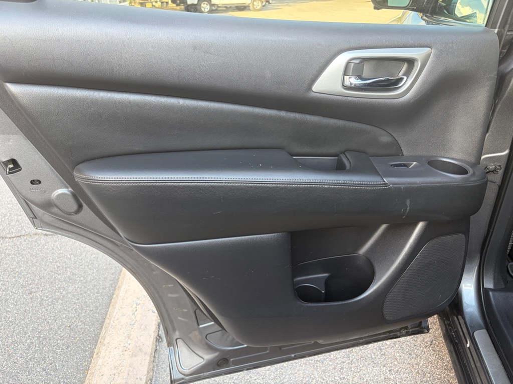 Photo 17 of this NISSAN PATHFINDER