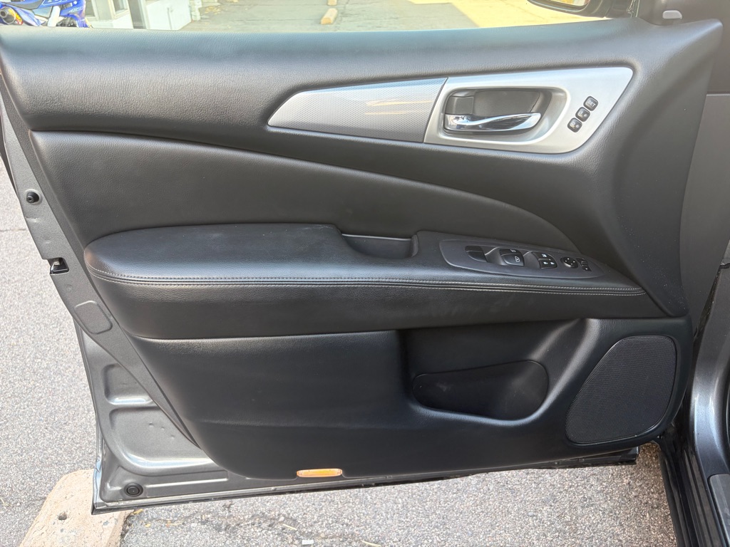 Photo 12 of this NISSAN PATHFINDER