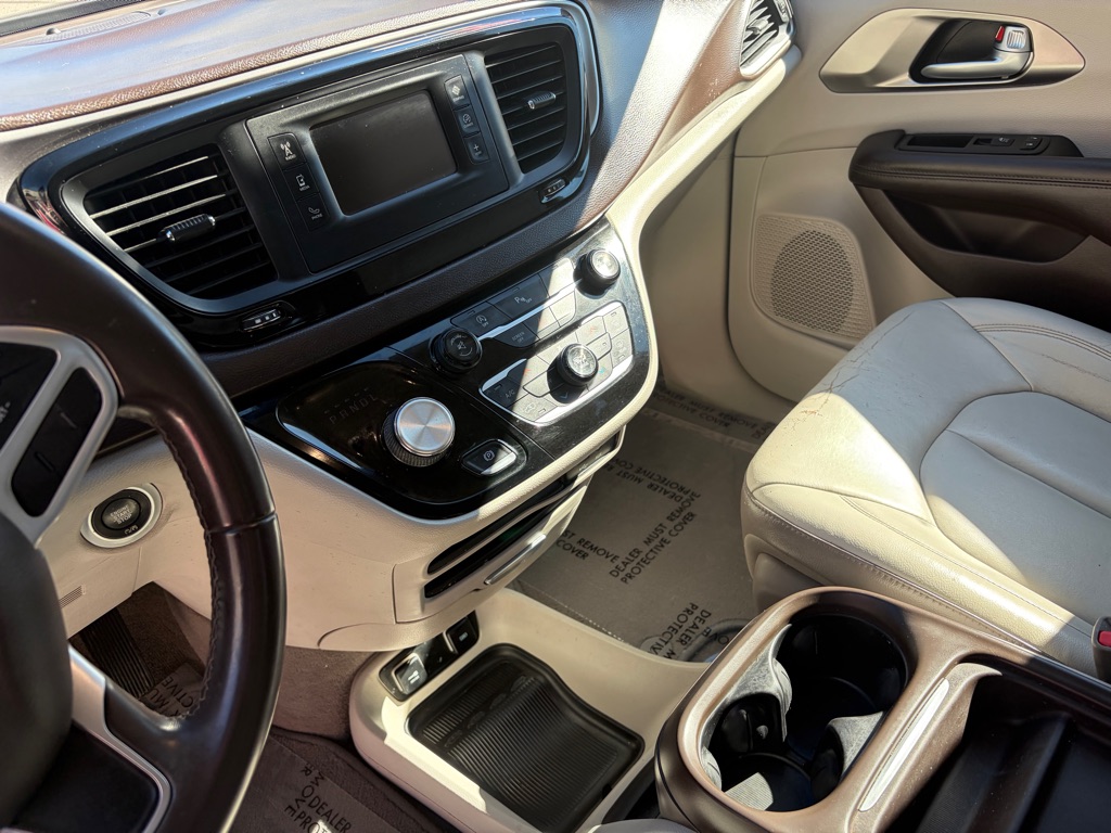 Photo 16 of this CHRYSLER PACIFICA