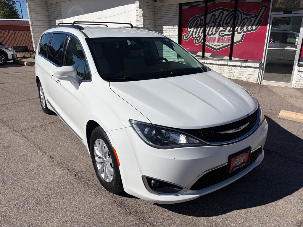 Photo 9 of this CHRYSLER PACIFICA