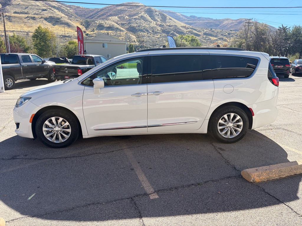 Photo 4 of this CHRYSLER PACIFICA