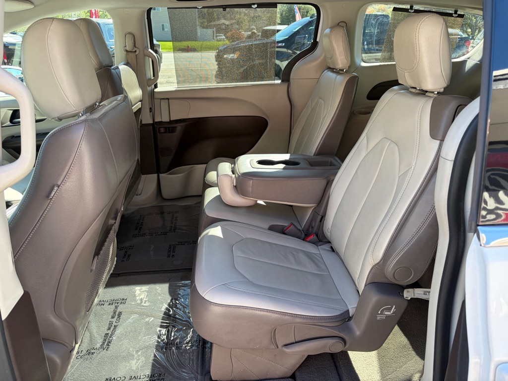 Photo 18 of this CHRYSLER PACIFICA