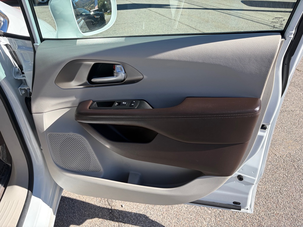 Photo 23 of this CHRYSLER PACIFICA