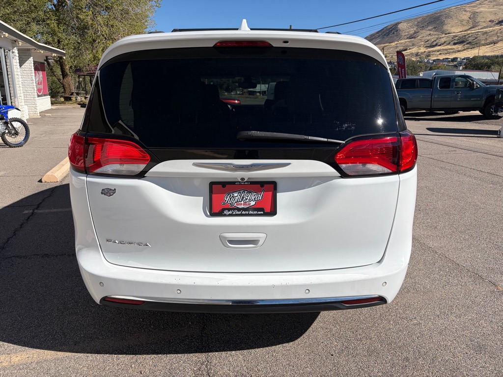 Photo 6 of this CHRYSLER PACIFICA