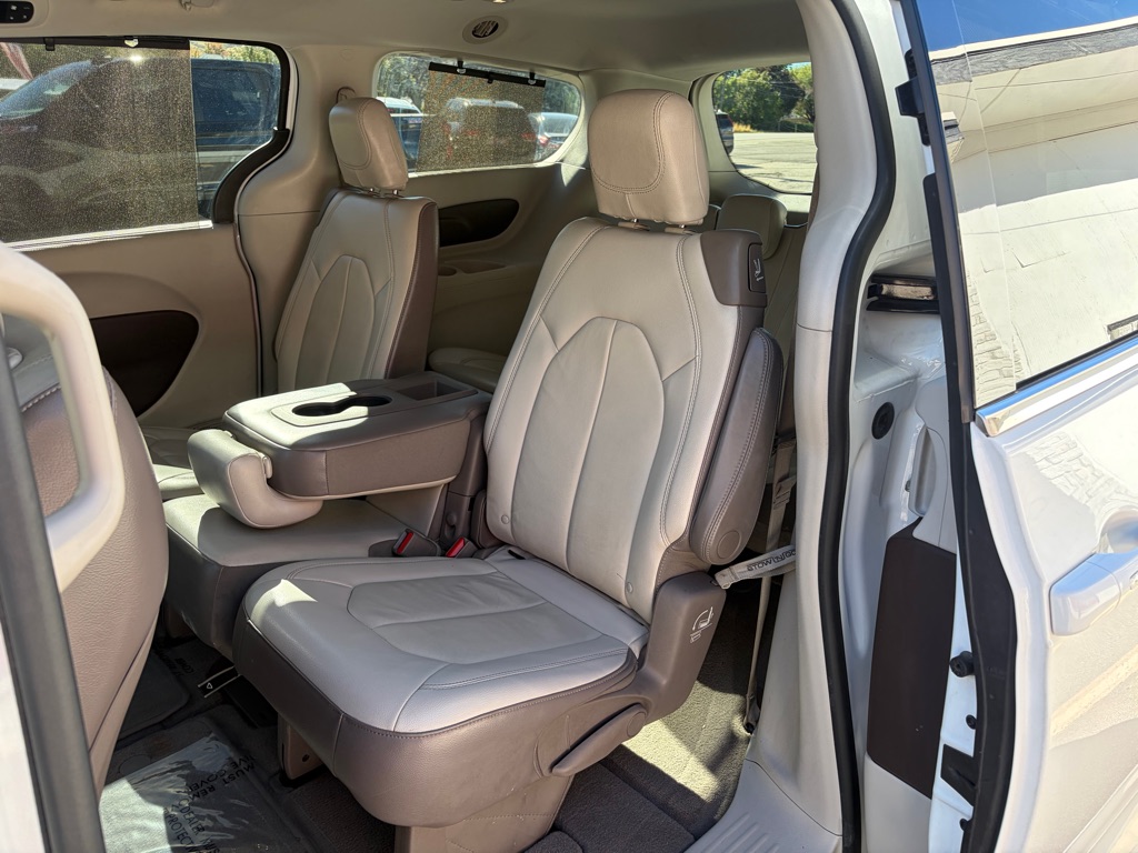 Photo 17 of this CHRYSLER PACIFICA