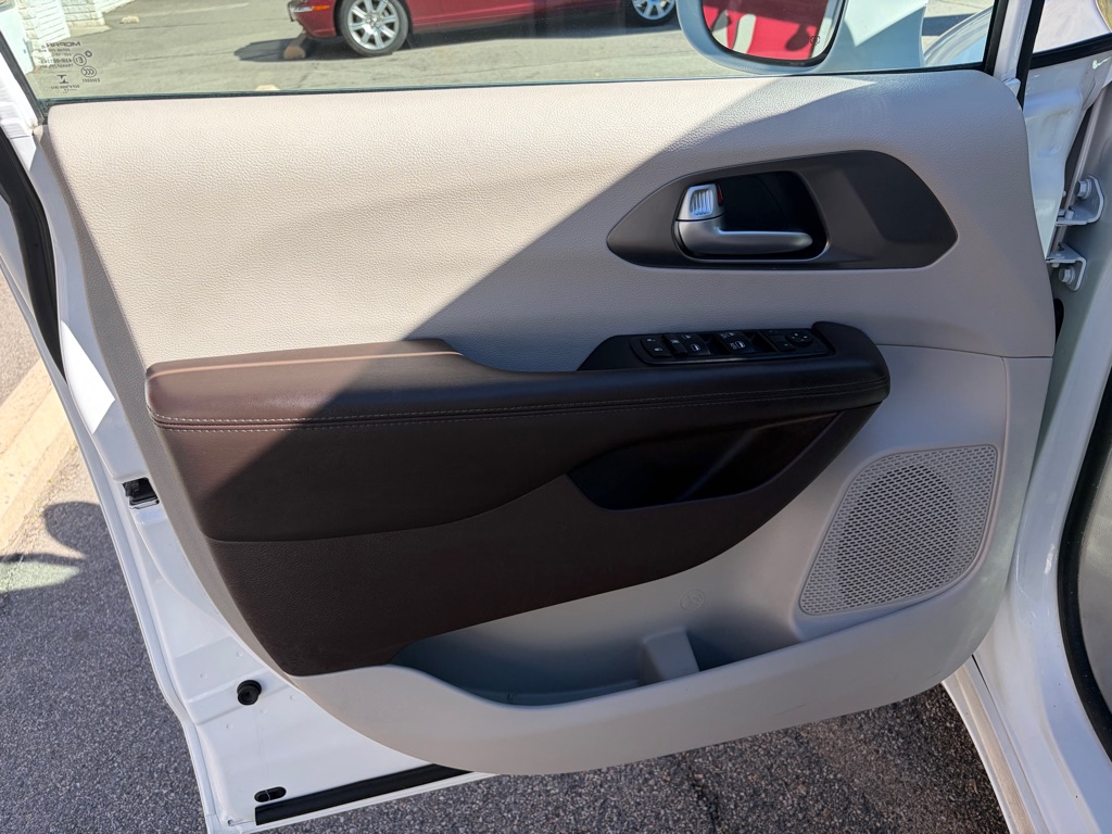 Photo 12 of this CHRYSLER PACIFICA