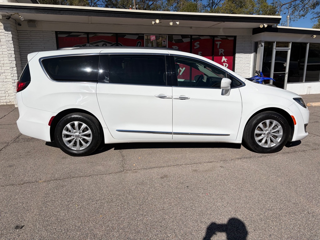 Photo 8 of this CHRYSLER PACIFICA