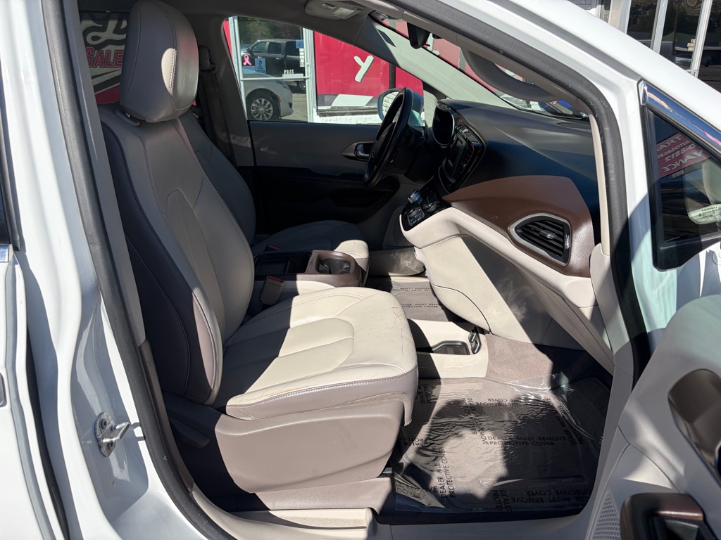 Photo 24 of this CHRYSLER PACIFICA
