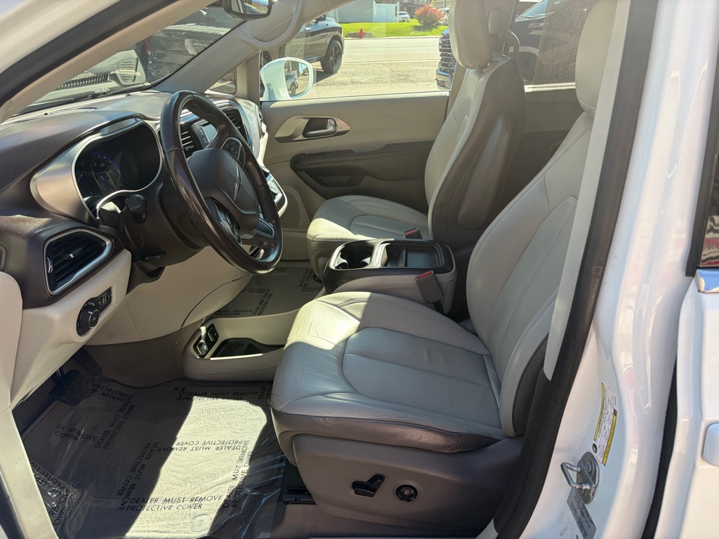 Photo 13 of this CHRYSLER PACIFICA
