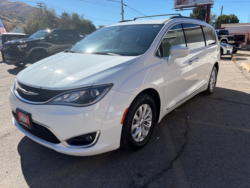 Photo 3 of this CHRYSLER PACIFICA