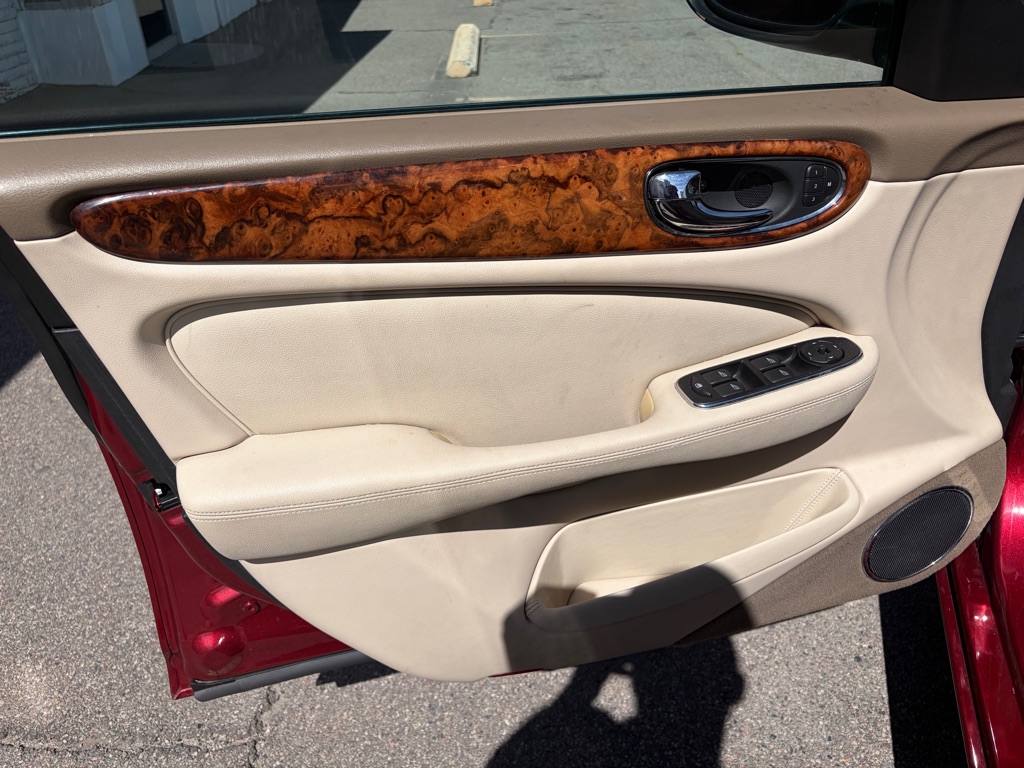 Photo 12 of this JAGUAR XJ-SERIES