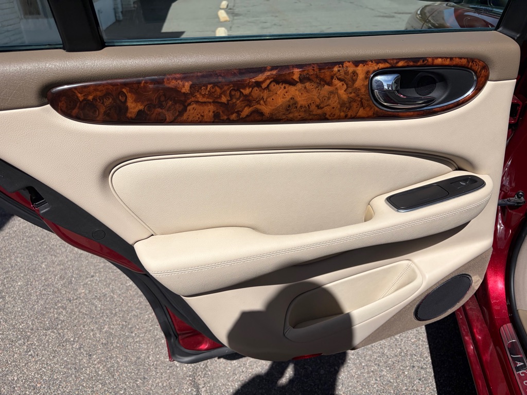 Photo 15 of this JAGUAR XJ-SERIES