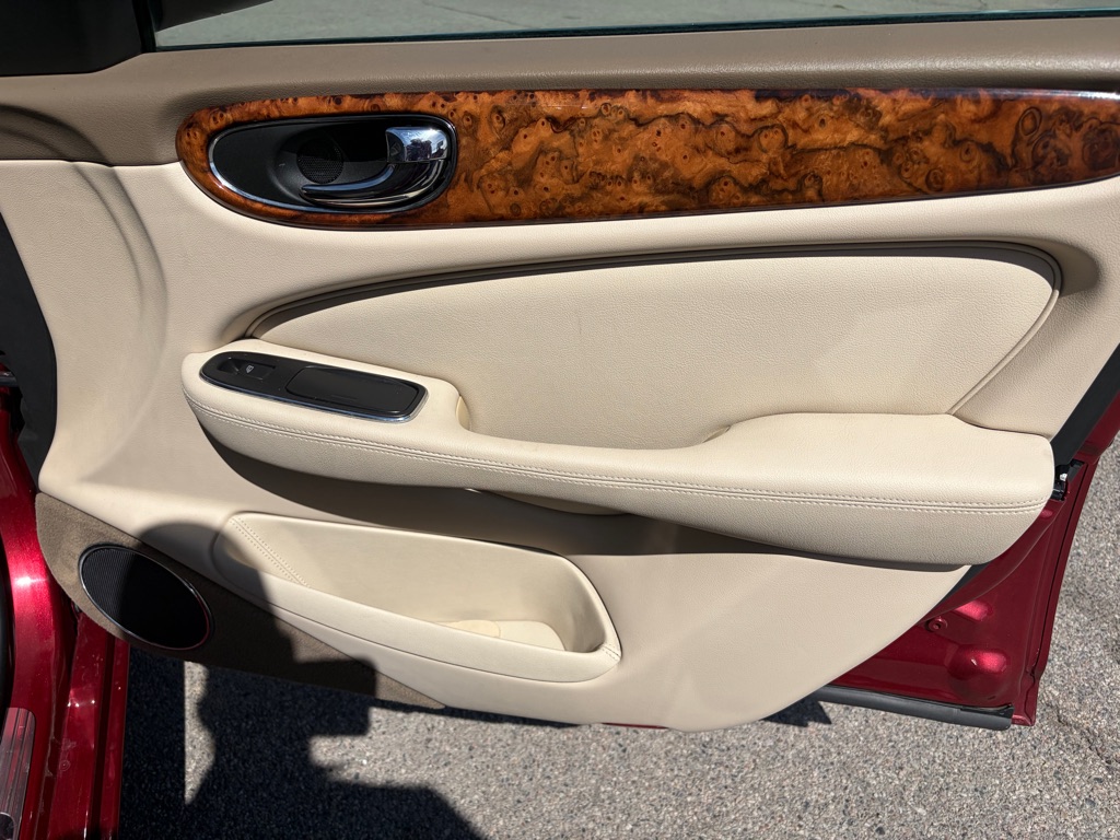 Photo 17 of this JAGUAR XJ-SERIES