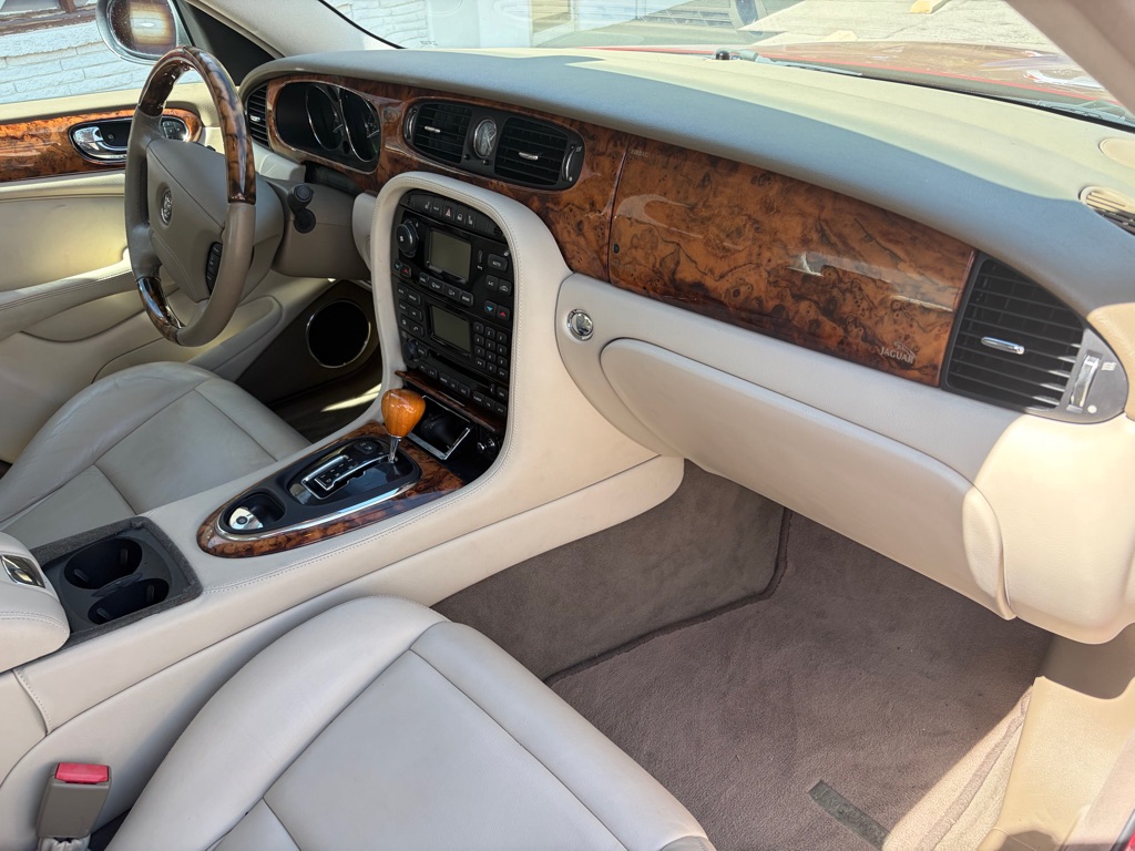 Photo 19 of this JAGUAR XJ-SERIES