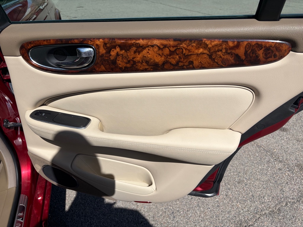 Photo 21 of this JAGUAR XJ-SERIES
