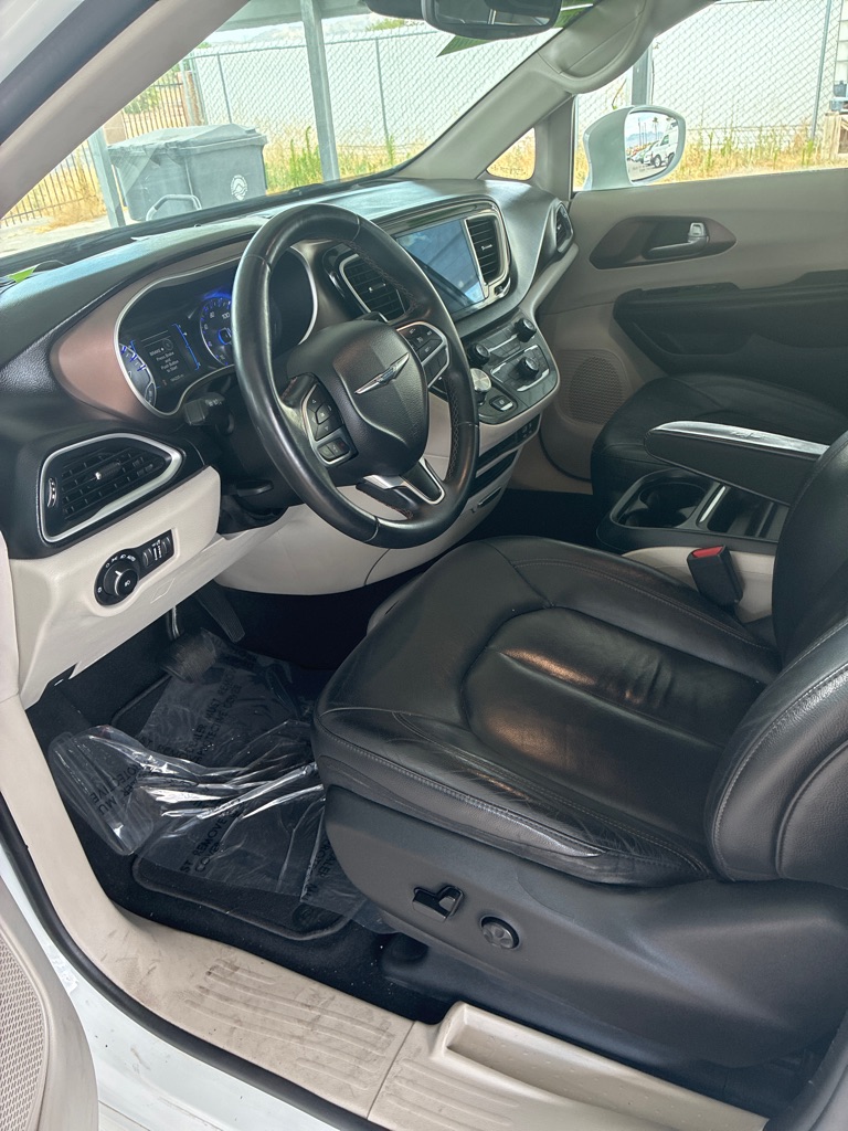 Photo 14 of this CHRYSLER PACIFICA