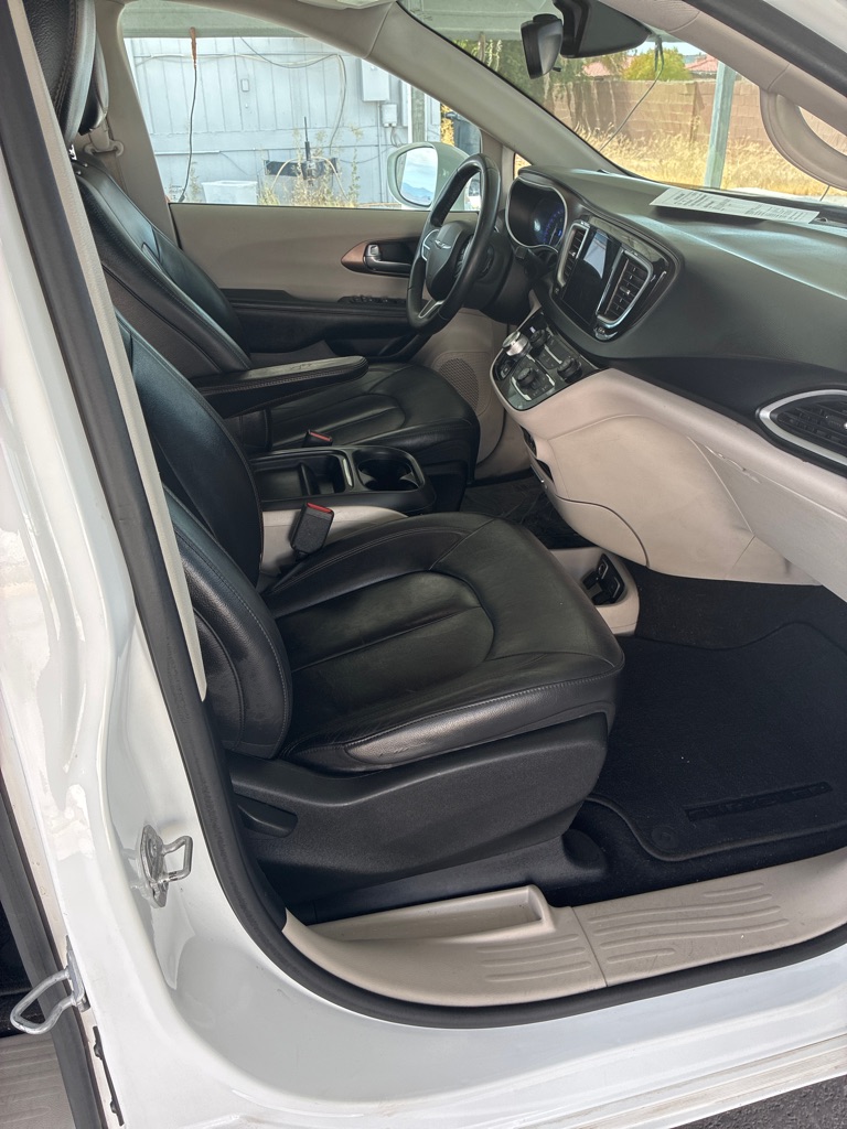 Photo 32 of this CHRYSLER PACIFICA