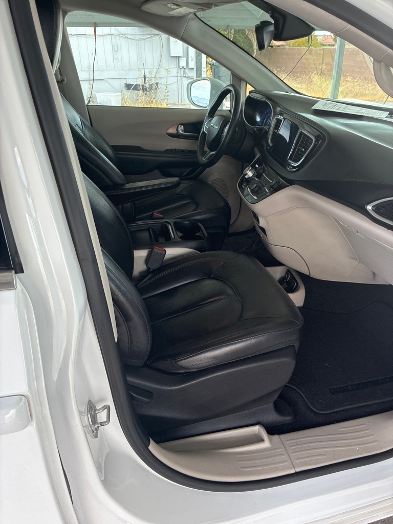 Photo 15 of this CHRYSLER PACIFICA