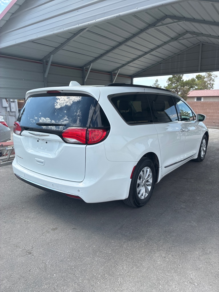 Photo 8 of this CHRYSLER PACIFICA