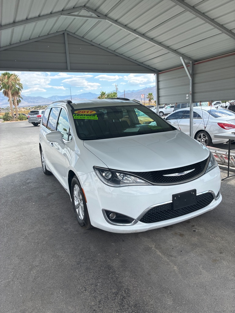 Photo 2 of this CHRYSLER PACIFICA