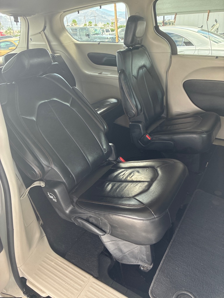 Photo 16 of this CHRYSLER PACIFICA