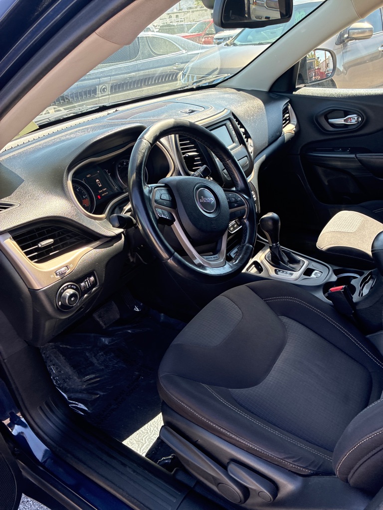 Photo 10 of this JEEP CHEROKEE