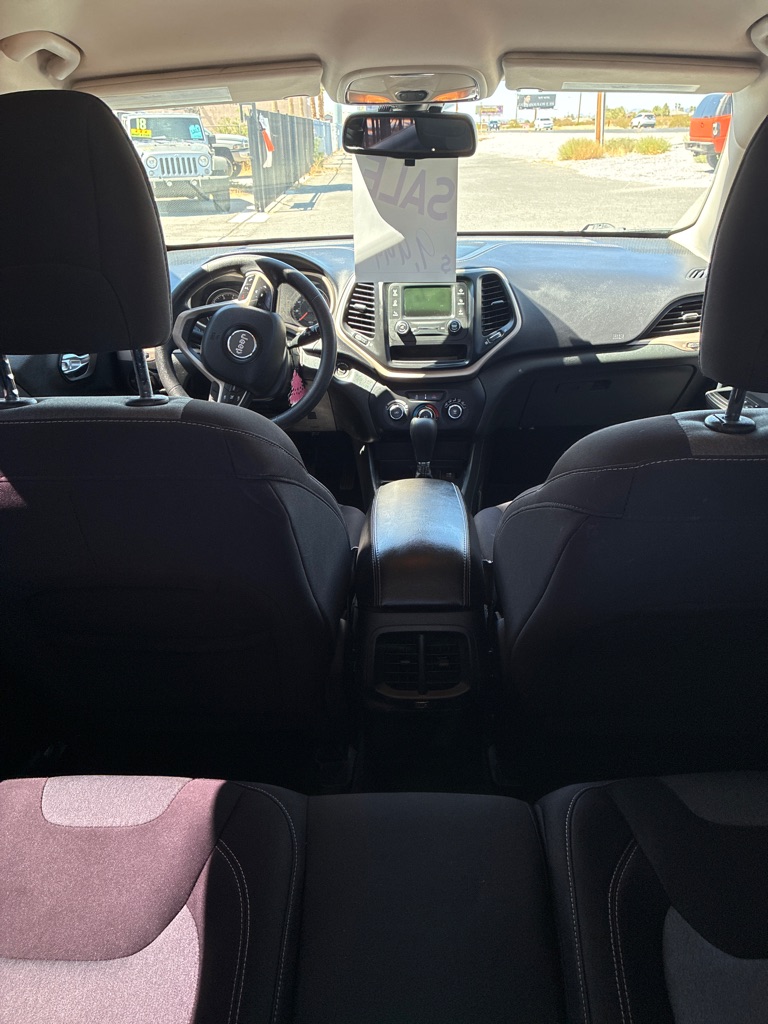 Photo 8 of this JEEP CHEROKEE