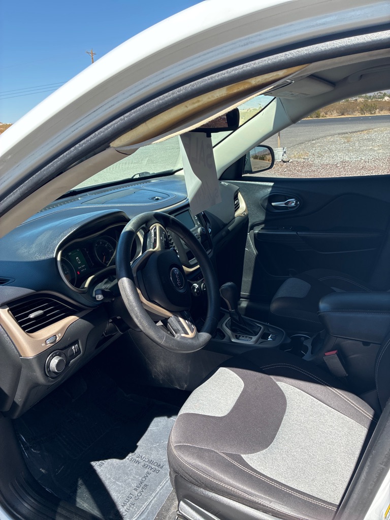 Photo 13 of this JEEP CHEROKEE