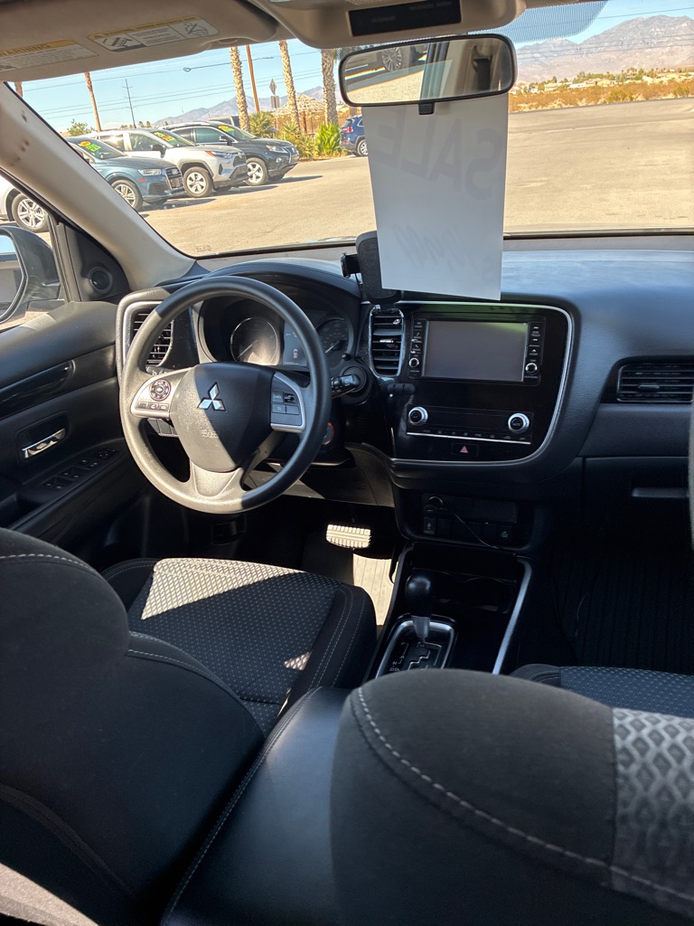 Photo 11 of this MITSUBISHI OUTLANDER
