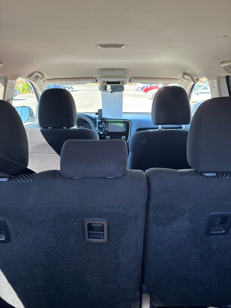 Photo 9 of this MITSUBISHI OUTLANDER