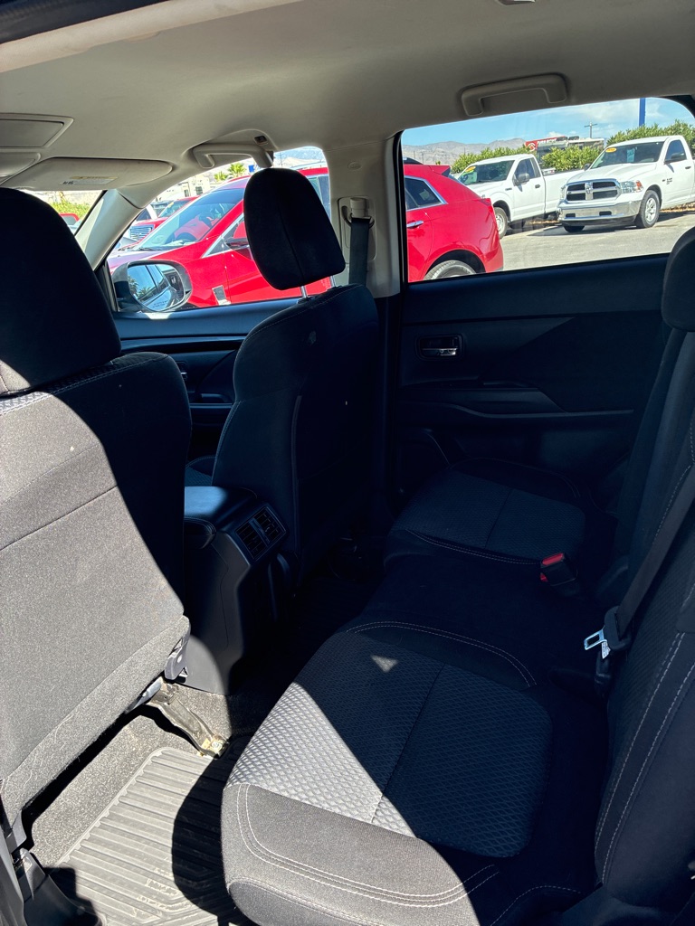 Photo 13 of this MITSUBISHI OUTLANDER