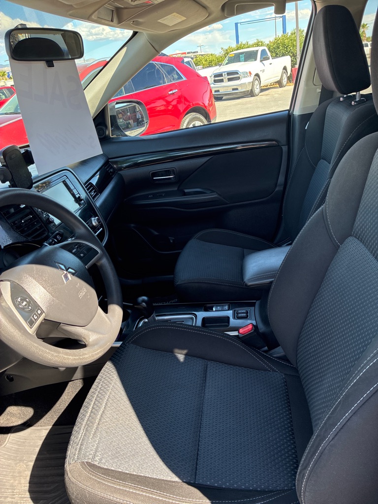 Photo 15 of this MITSUBISHI OUTLANDER