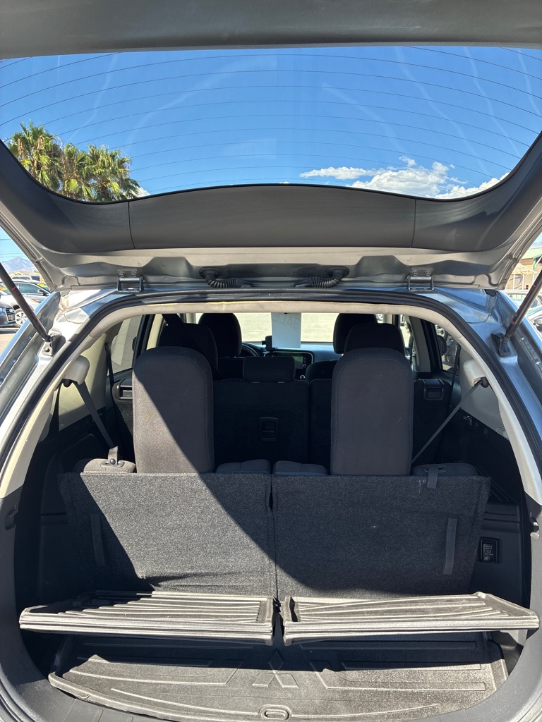 Photo 8 of this MITSUBISHI OUTLANDER