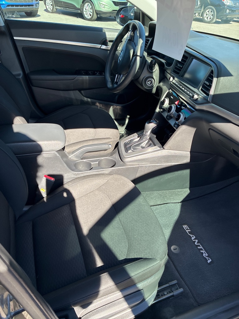 Photo 12 of this HYUNDAI ELANTRA