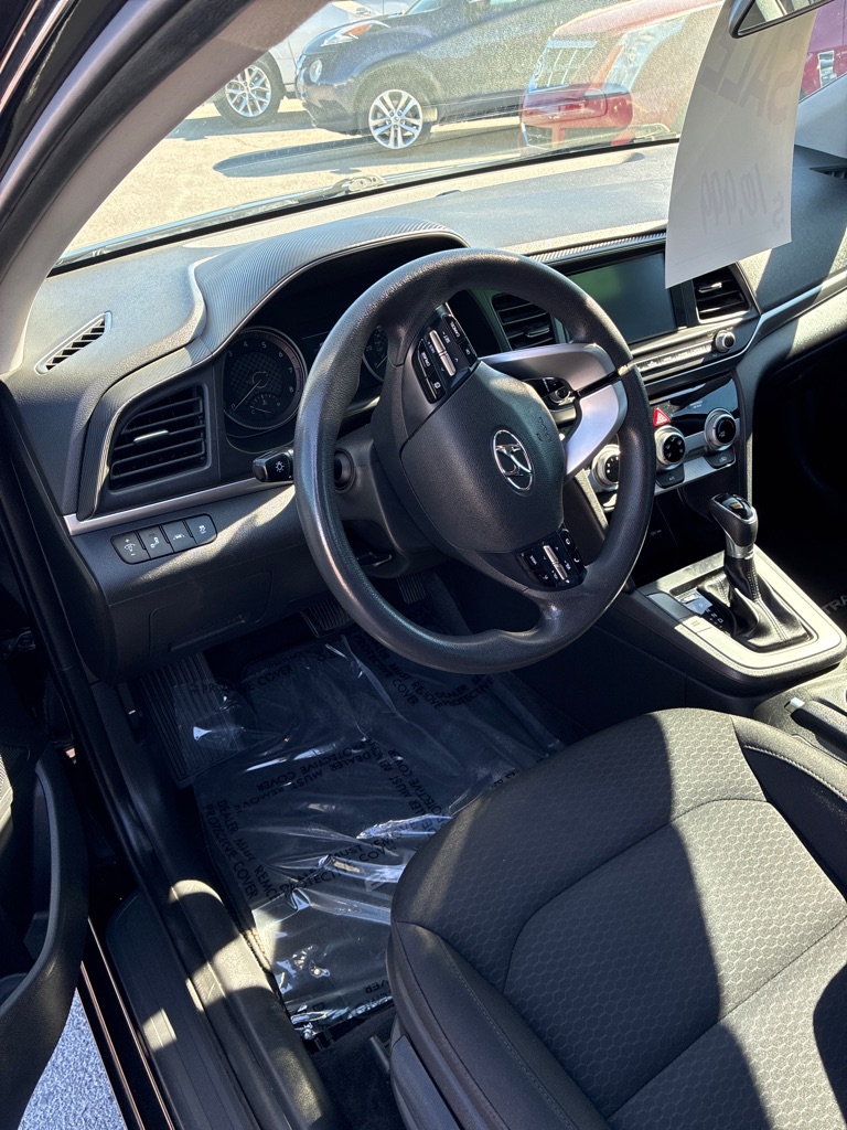 Photo 13 of this HYUNDAI ELANTRA