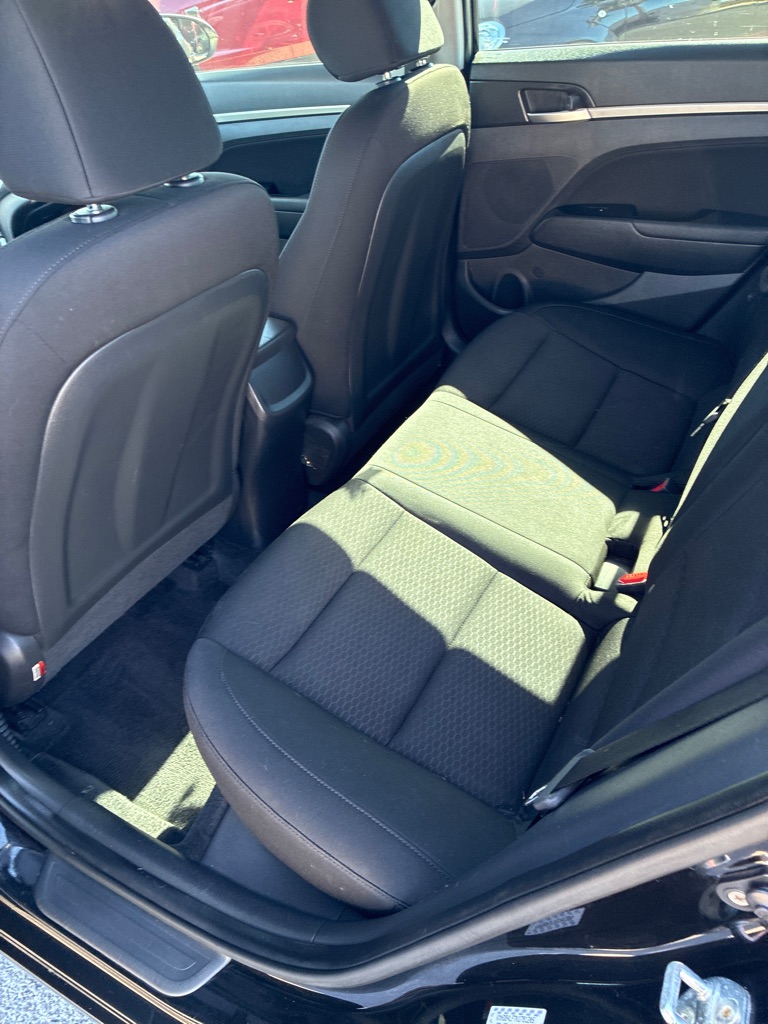 Photo 9 of this HYUNDAI ELANTRA