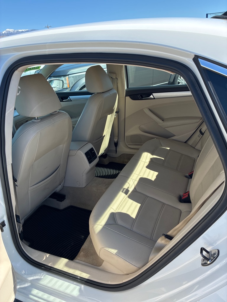 Photo 9 of this VOLKSWAGEN PASSAT