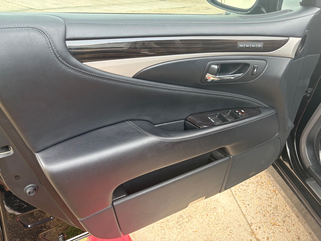 Photo 9 of this LEXUS LS